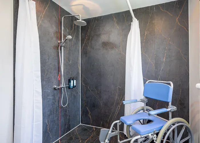 מלון Rochestown 4*